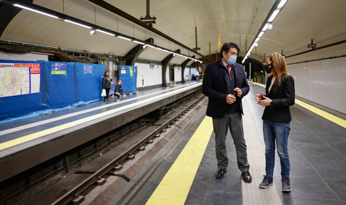 David Pérez en el andén de línea 2 de Metro en Cuatro Caminos