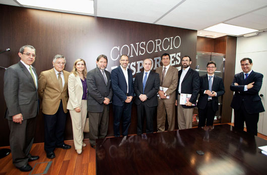 El director gerente del  Consorcio Regional de Transportes de Madrid, Jesús Valverde, junto a representantes del Banco Interamericano de Desarrollo y del CRTM