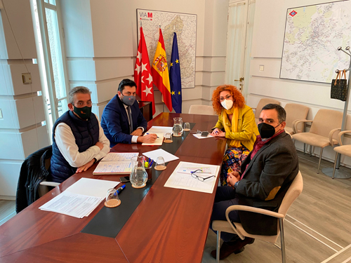 El viceconsejero de Transportes e Infraestructuras, el director gerente del CRTM y la alcaldesa de Velilla de San Antonio