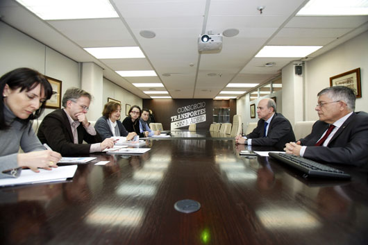 El Gerente del Consorcio Regional de Transportes de Madrid, Jesús  Valverde, con los responsables de movilidad y transportes de la Xunta de Galicia