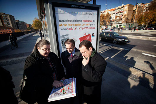 El viceconsejero de Transportes, Infraestructuras y Vivienda, Borja Carabante, junto al Alcalde de Móstoles, Daniel Ortiz y la representante del CRTM, Elena Tarruella