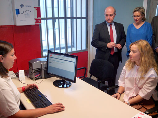 Jesús Valverde en el interior de la nueva oficina de gestión de Aranjuez