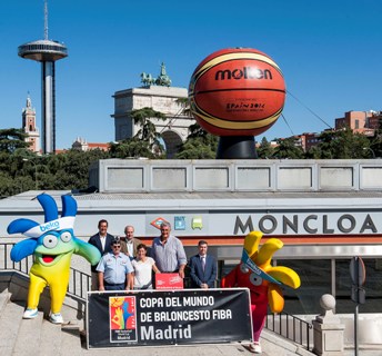 Jesús Valverde posando con Fernando Romay y Elisa Garcia ante el balon del Mundial