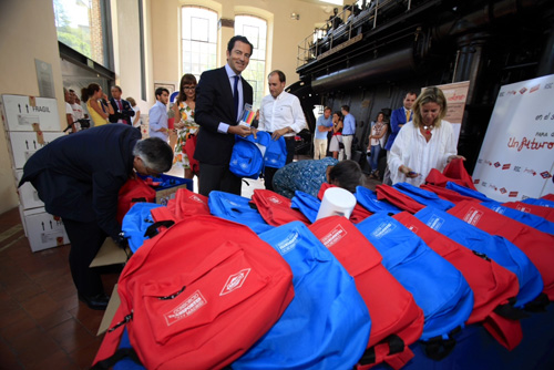 Pablo Cavero colaborando en la organización del material escolar recogido