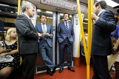 Ignacio González, Pablo Cavero, Jesús Valverde y Borja Carabante en el interior de un vagón de Metro