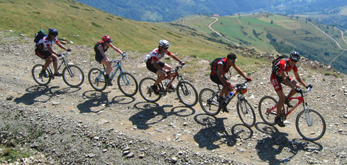 Rutas Verdes_Fila ciclista en la montaña