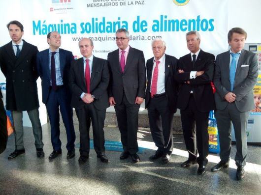 Viceconsejero de Familia y Asuntos Sociales, Carlos Izquierdo, acompañado por el gerente del Consorcio Regional de Transportes, Jesús Valverde junto con otras autoridades