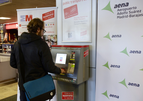 Usuario en el puesto instalado en el aeropuerto de Barajas