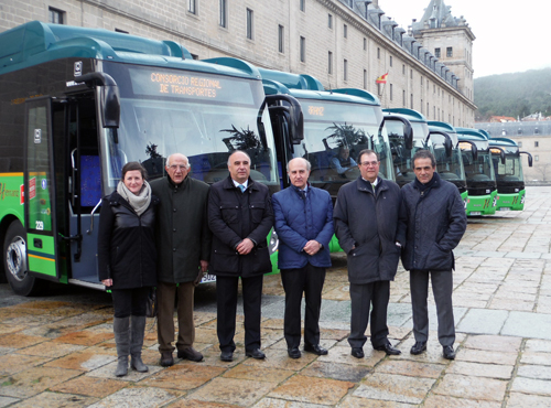 Presentación de nuevos autobuses en San Lorenzo de El Escorial. Autobuses puestos en línea de trás de las autoridades