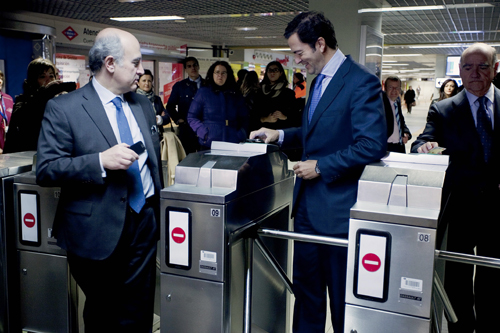 Consejero y Gerente del CRTM accediendo al metro con el móvil