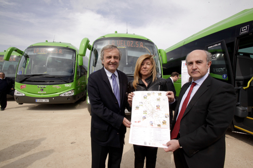 Presentación del nuevo plano turístico junto a autobús interurbano