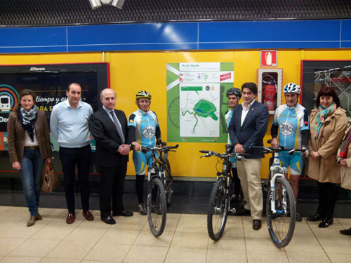 El director gerente del Consorcio de Transportes, Jesús Valverde, y el consejero delegado de Metro de Madrid, Ignacio González Velayos, junto a representantes del municipio