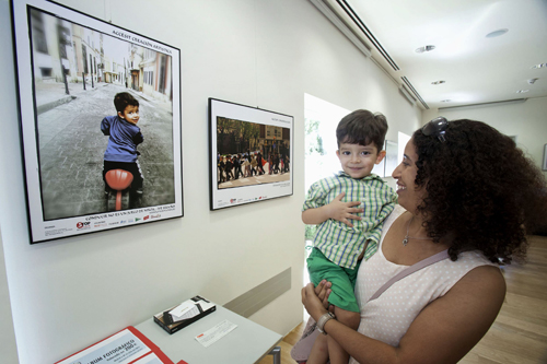 Madre con su hijo en brazos, protagonista de una de las fotos