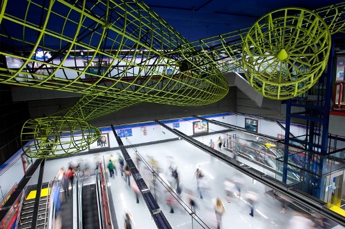 Escultura representando una aeronave en la estación de metro Colombia