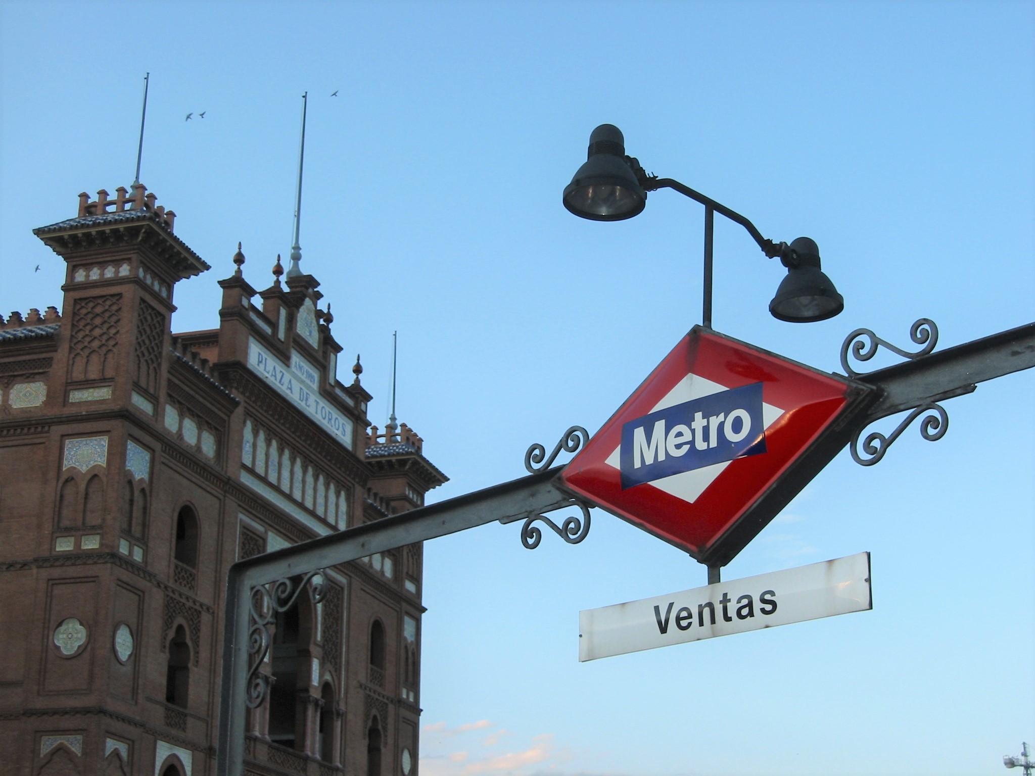Rombo de la estación de metro de Ventas con la plaza de toros al fondo