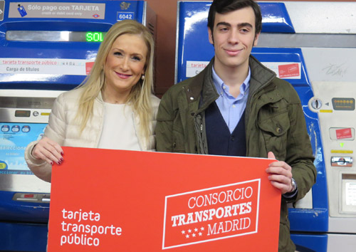 La presidenta de la Comunidad, Cristina Cifuentes, junto al joven usuario un millón