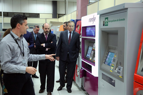 El consejero de Transportes, Vivienda e Infraestructuras de la Comunidad de Madrid, Pedro Rollán, ha visitado el centro de trabajo de la compañía Indra 