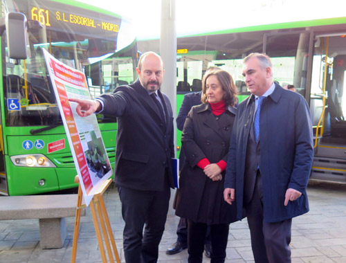 El consejero de Transportes, Vivienda e Infraestructuras de la Comunidad de Madrid, Pedro Rollán, y el gerente del CRTM en San Lorenzo de El Escorial