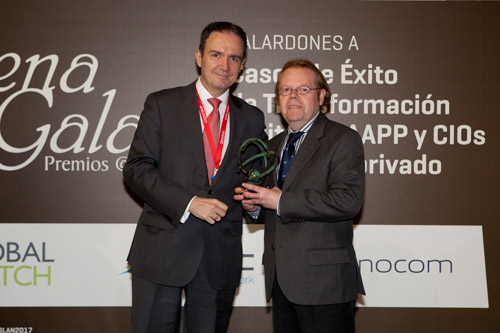 Luis Criado, representando al CRTM, recoge el premio Aslan