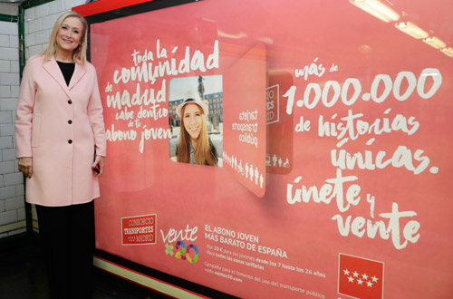 La presidenta de la Comunidad de Madrid, Cristina Cifuentes, junto a un cartel de Ventex20 en Metro