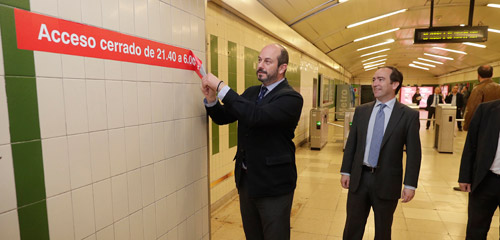 El consejero de Transportes, Vivienda e Infraestructuras, Pedro Rollán, en la estación de Avenida de América