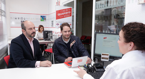 El consejero de Transportes, Vivienda e Infraestructuras de la Comunidad de  Madrid, Pedro Rollán, acompañado del alcalde de Torrejón de Ardoz, Ignacio Vázquez, en la nueva oficina de gestión