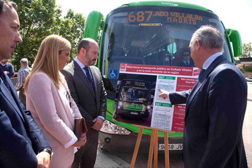 El consejero de Transportes, Vivienda e Infraestructuras, Pedro Rollán, y el gerente del CRTM, Alfonso Sánchez, en la estación de autobuses de Collado Villalba