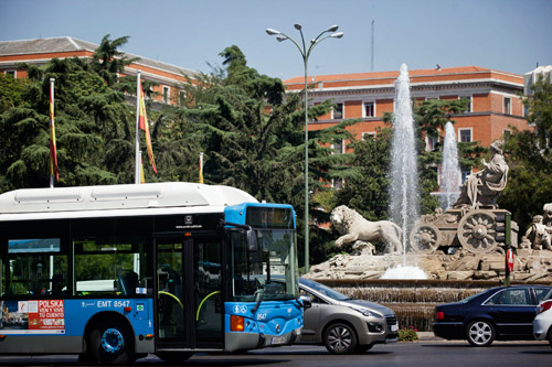 Autobús urbano de EMT en el centro de Madrid