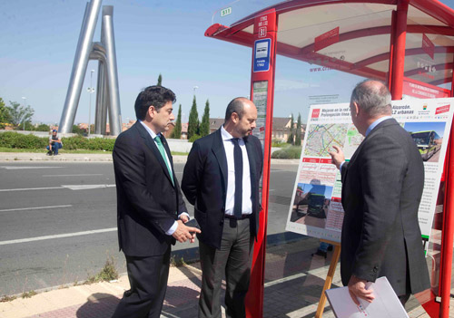 El consejero de Transportes, Pedro Rollán, ha presentado las mejoras del servicio de los autobuses interurbanos y urbanos en Alcorcón junto al alcalde de la localidad, David Pérez y el gerente del CRTM, Alfonso Sánchez