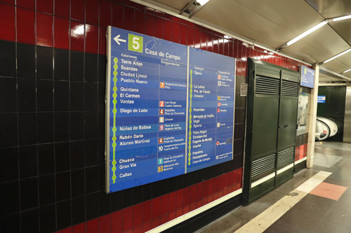 Panel de señalización en una estación de Metro