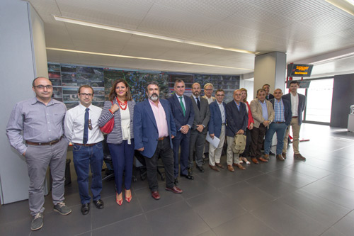 El consejero de Transportes, Vivienda e Infraestructuras, Pedro Rollán, junto a la delegación de la red de Consorcios de Transporte de Andalucía