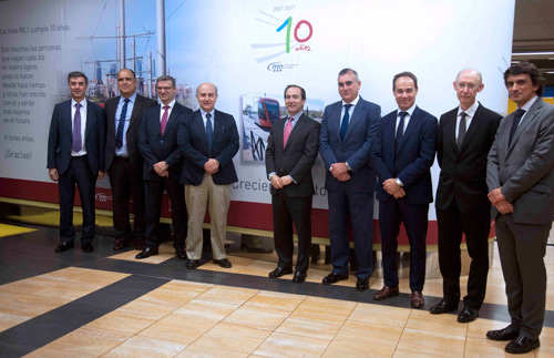 El viceconsejero de Transportes, Vivienda e Infraestructuras de la Comunidad de Madrid, Jesús Valverde, junto al consejero delegado de Metro de Madrid, Borja Carabante; el director gerente del Consorcio Regional de Transportes de Madrid (CRTM), Alfonso Sánchez; el presidente de Metros Ligeros de Madrid (MLM), Daniel Quintero; y empleados de ML1