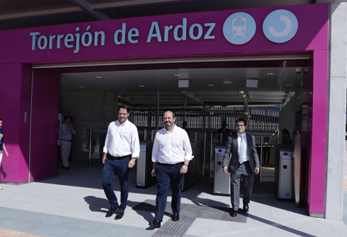 El consejero de Transportes, Vivienda e Infraestructuras de la Comunidad de Madrid, Pedro Rollán, acompañado del alcalde de Torrejón de Ardoz, Ignacio Vázquez