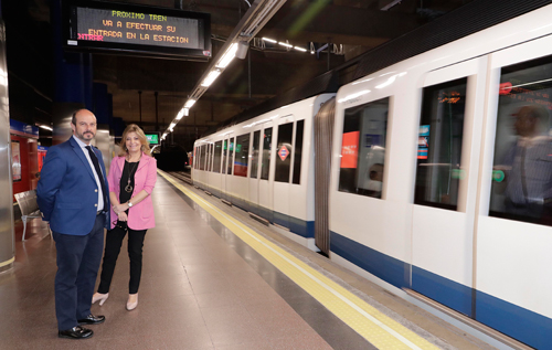 El consejero de Transportes, Vivienda e Infraestructuras, Pedro Rollán, acompañado por la consejera de Economía, Hacienda y Empleo, Engracia Hidalgo, en la estación de Metro de Campo de las Naciones