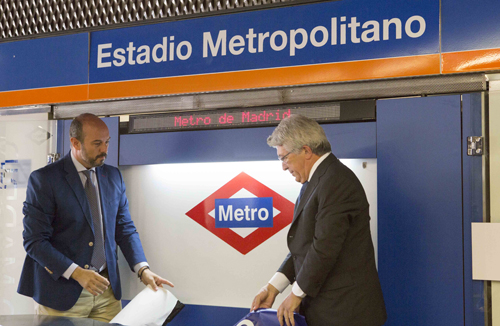 El consejero de Transportes, Vivienda e Infraestructuras, Pedro Rollán, y el presidente del Atlético de Madrid, Enrique Cerezo, en la estación de Metro Estadio Metropolitano