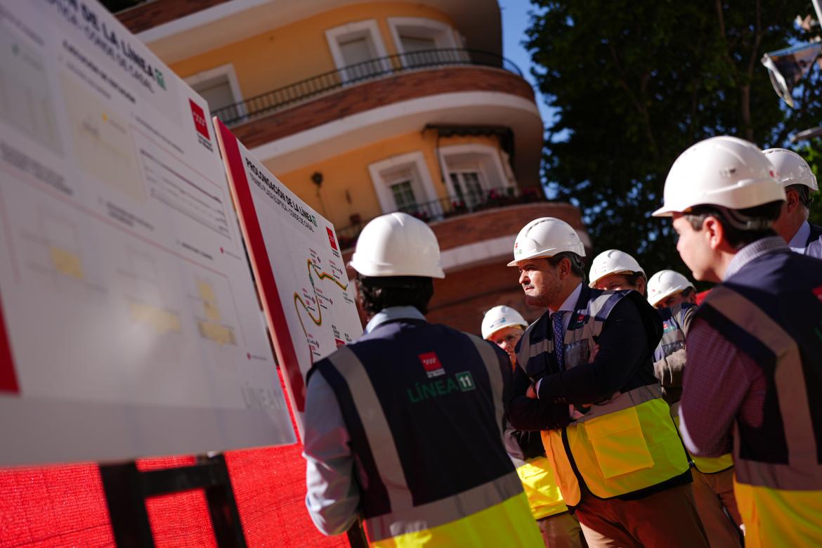 Autoridades y técnicos atienden a las explicaciones sobre las obras de ampliación de la línea 11 de Metro