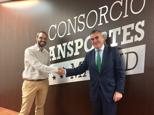 El director gerente del Consorcio de Transportes de la Comunidad de Madrid, Alfonso Sánchez, con uno de los responsables de la EMT