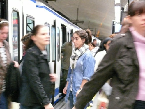 Personas entrando al Metro