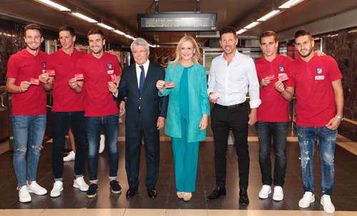 La presidenta de Comunidad de Madrid, Cristina Cifuentes, el presidente del Club Atlético de Madrid, Enrique Cerezo, acompañados del entrenador, Diego Pablo Simeone, y de algunos de los principales jugadores de la primera plantilla del equipo