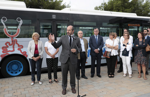 El consejero de Transportes, Vivienda e Infraestructuras de la Comunidad de Madrid, Pedro Rollán, y la alcaldesa de Madrid, Manuela Carmena, junto con otras autoridades