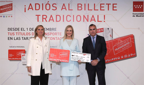 La presidenta de la Comunidad de Madrid, Cristina Cifuentes, junto a la consejera de Transportes, Vivienda e Infraestructuras, Rosalía Gonzalo López, y el gerente del CRTM, Alfonso Sánchez Vicente 