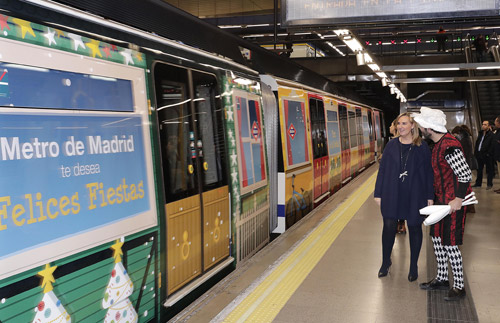 La consejera de Transportes, Vivienda e Infraestructuras, Rosalía Gonzalo, ante el ‘Tren de la Navidad’ con un animador