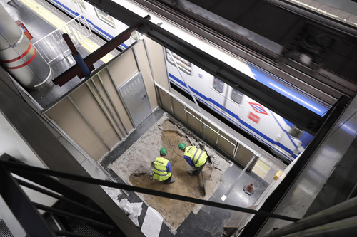 Operadores trabajando en un ascensor de Metro