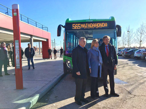 La consejera de Transportes, Vivienda e Infraestructuras, Rosalía Gonzalo, y el gerente del CRTM, Alfonso Sánchez, ante un autobús de la nueva línea 565