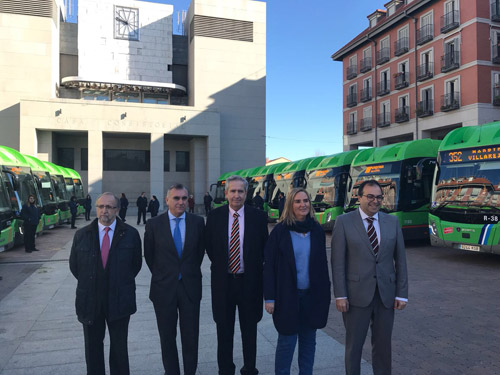 La consejera de Transportes, Vivienda e Infraestructuras, Rosalía Gonzalo, y el gerente del CRTM, Alfonso Sánchez, ante varios autobuses interurbanos en Leganés