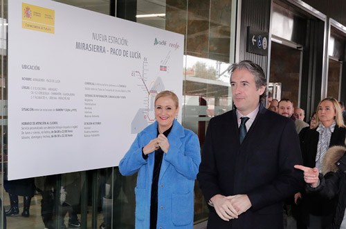 La presidenta regional, Cristina Cifuentes, y el ministro de Fomento, Íñigo de la Serna, en la estación de Cercanías Mirasierra-Paco Lucía