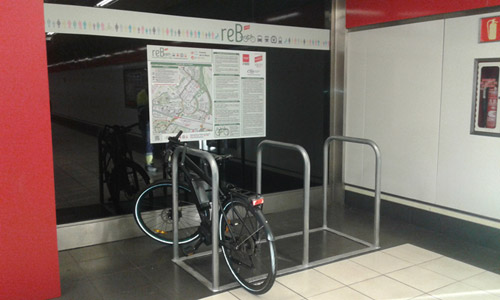 Bicicleta aparcada en el estacionamiento del plan REB en la estación de Fuente de la Mora