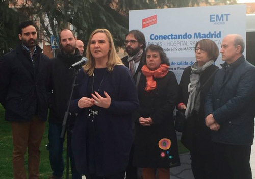 La consejera de Transportes, Vivienda e Infraestructuras, Rosalía Gonzalo, ha asistido a uno de los primeros trayectos del nuevo Servicio Especial de la EMT Barajas-Hospital Ramón y Cajal