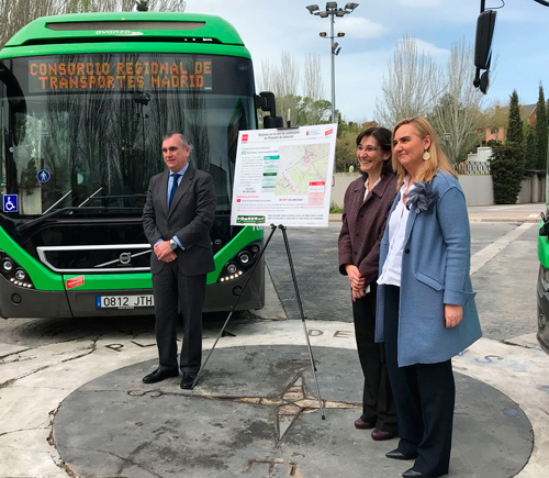 La consejera de Transportes, Vivienda e Infraestructuras, Rosalía Gonzalo, acompañada por la regidora de Pozuelo, Susana Pérez Quislant, y el gerente del CRTM, Alfonso Sánchez.