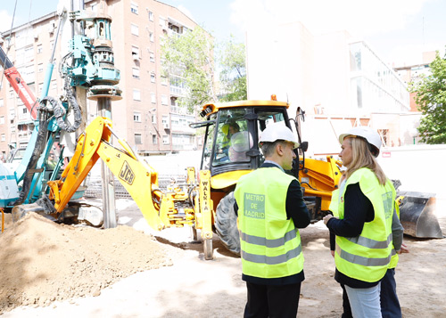 La consejera en funciones de Transportes, Vivienda e Infraestructuras, Rosalía Gonzalo, durante su visita a las obras de la estación de Barrio de la Concepción